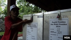 Persiapan Pilpres di TPS Keluarga Capres Jokowi di Solo, 8 Juli 2014 (Foto: VOA/Yudha)