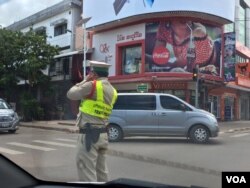 ເຈົ້າໜ້າທີ່ຕຳຫຼວດ ຈະລາຈອນ ນະຄອນວຽງຈັນ ເບິ່ງແຍງການສັນຈອນ ຂອງຍວດຍານພາຫະນະ ຢູ່ໃນຕົວເມືອງ