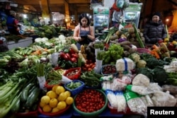 Women sell vegetables at a market in Hanoi, Vietnam January 31, 2018. (REUTERS/Kham)