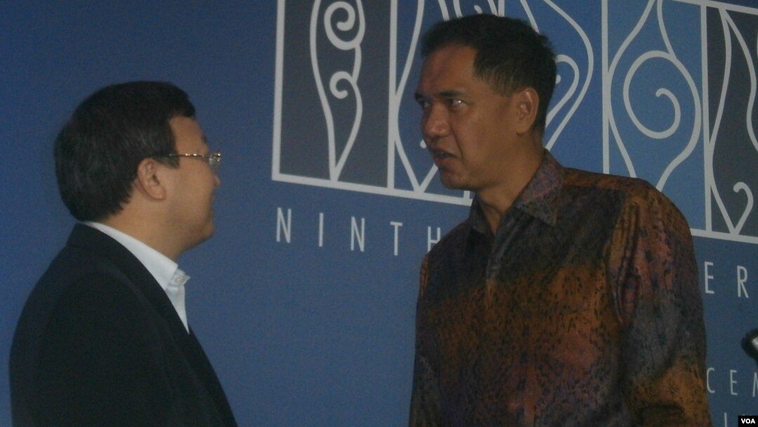 Ketua Konferensi WTO, Gita Wirjawan (kanan) berbincang dengan salah satu delegasi usai penutupan Pertemuan WTO, Sabtu 7/12 (foto: Muliarta/VOA).