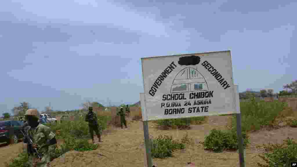 Tentara berjaga-jaga di depan SMP Chibok tempat pria-pria bersenjata menculik lebih dari 200 siswi di Chibok, Nigeria (21/4). (AP/ Haruna Umar)