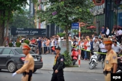Residents gather at the street to wait for motorcade transporting U.S. President Barack Obama in Hanoi, Vietnam, May 23, 2016.