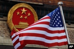 Bendera Amerika dan bendera China berkibar selama upacara penyambutan Presiden AS Donald Trump di Beijing, 9 November 2017. (Foto: AP)