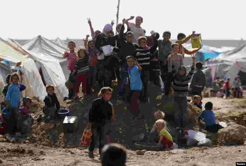 کوبانی شہر کی جانب شدت پسندوں کی پیش قدمی کے بعد علاقے سے لوگوں کی ایک بڑی تعداد نے ترکی میں پناہ حاصل کی ہے۔ 