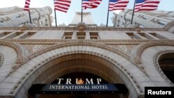 Pintu masuk Trump International Hotel di Washington DC (foto: ilustrasi). 