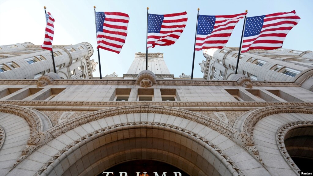 Entrada del Trump International Hotel en Washington, DC, el día de su inauguración el 12 de septiembre de 2016. 