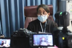 Min Min Soe, pengacara di tim pembela yang mewakili pemimpin Myanmar yang digulingkan Aung San Suu Kyi, berbicara kepada wartawan selama konferensi pers di Naypyitaw, Myanmar, Selasa, 6 Juli 2021.