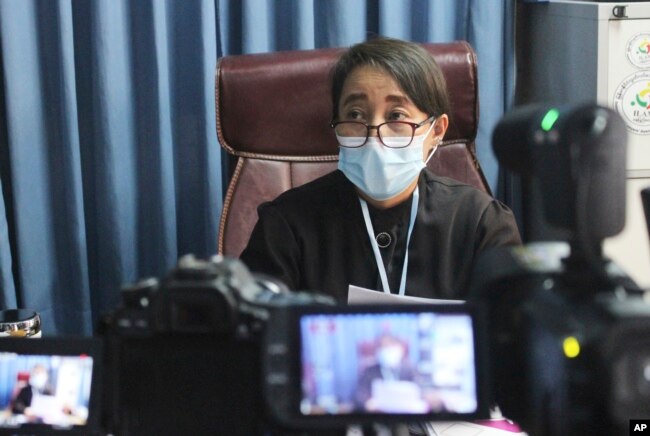 Min Min Soe, pengacara di tim pembela yang mewakili pemimpin Myanmar yang digulingkan Aung San Suu Kyi, berbicara kepada wartawan selama konferensi pers di Naypyitaw, Myanmar, Selasa, 6 Juli 2021.