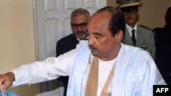 Le président mauritanien Mohamed Ould Abdel Aziz vote le 1er septembre 2018.