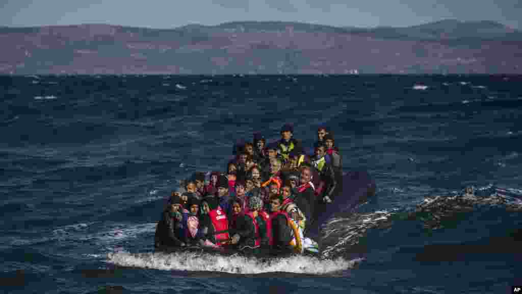 Des migrants afghans dans un bateau gonflable bondé approchent l&#39;île grecque de Lesbos après avoir traversé, par un mauvais temps, la mer Egée voir de la Turquie, 28 octobre 2015.&nbsp;