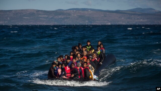 Emigrantes afganos en un sobrecargado bote se aproximan a la isla griega de Lesbos.