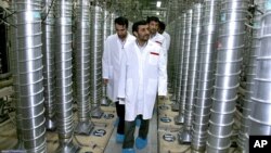 Iranian President Mahmoud Ahmadinejad, center, visits Natanz Uranium Enrichment Facility, some 200 miles (322 kilometers) south of Tehran, April 8, 2008 (file photo).