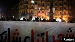 Demonstran anti pemerintah dan anti dominasi militer melakukan unjuk rasa di Lapangan Talaat Harab di Kairo (22/1). 