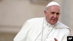 Le pape François lors de son audience générale hebdomadaire, place Saint-Pierre au Vatican, le 6 avril 2016.