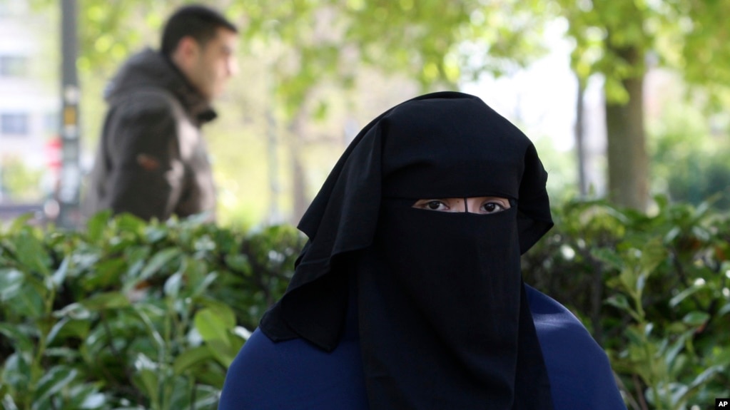 Mt phụ nữ mặc niqab tại một công viên ở Brussels, ngày 22/4/2010. 