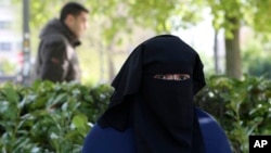 Mt phụ nữ mặc niqab tại một công viên ở Brussels, ngày 22/4/2010. 