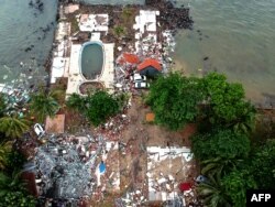 AFoto udara memperlihatkan bangunan-bangunan yang rusak di kawasan wisata Carita setelah kawasan itu diterjang tsunami akibat letusan Gunung Anak Krakatau, 23 Desember 2018.(Foto: AFP)