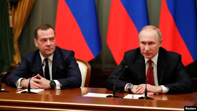 俄羅斯總統普京和總理德米特里·梅德韋傑夫（左）與俄政府成員在莫斯科舉行會議。（2020年1月15日）