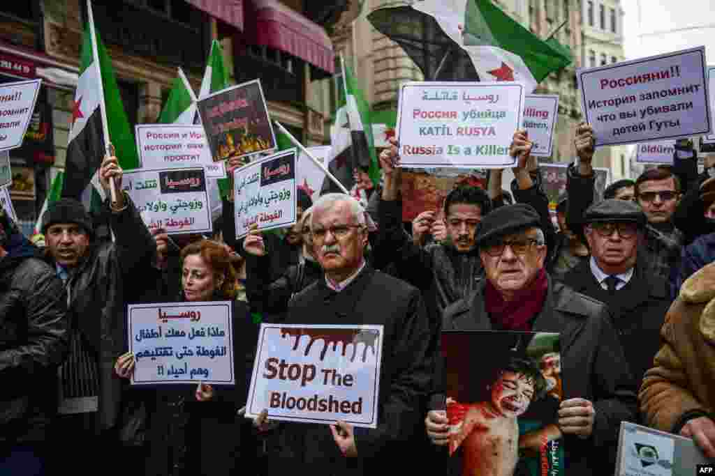 Tokoh oposisi Suriah George Sabra (tengah) melakukan unjuk rasa di depan Konsulat Rusia di Istanbul, Turki, untuk memrotes pemboman olah Suriah di wilayah Ghouta Timur.