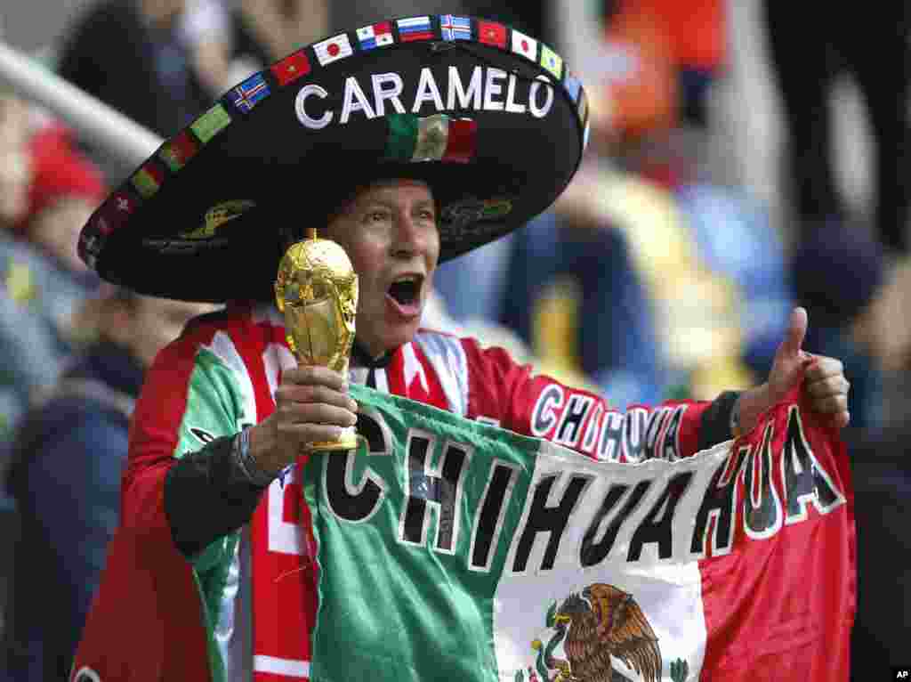یک هوادار تیم ملی فوتبال مکزیک در مسابقات جام جهانی زیر ۲۰ سال که در لهستان در حال برگزاری است. مکزیک اولین بازی را ۲ بر ۱ به ایتالیا باخت.