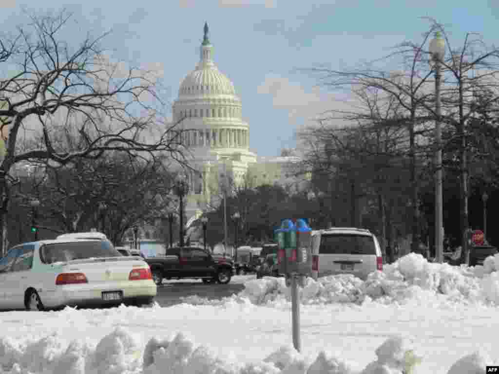 Восточные районы США парализованы снегопадами