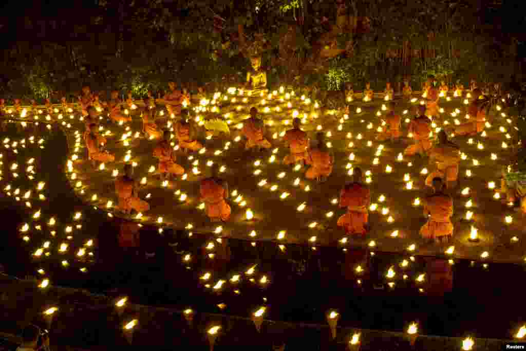 Budist Rahipler Tayland&#39;da Makha Bucha gününde Chiang Mai&#39;deki Wat Pan Tao Tapınağı&#39;nda Buddha&#39;nın öğretileri için dua ediyor.