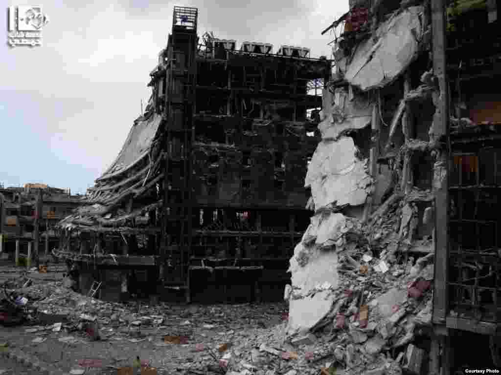 2013年1月6日，在敘利亞霍姆斯的米瑪斯街見到的破壞景象。(Lens Young Homsi)