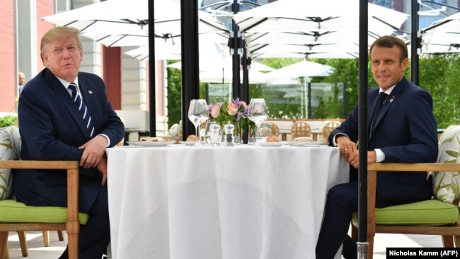 特朗普总统8月24日抵达法国后与法国总统马克龙共进午餐。