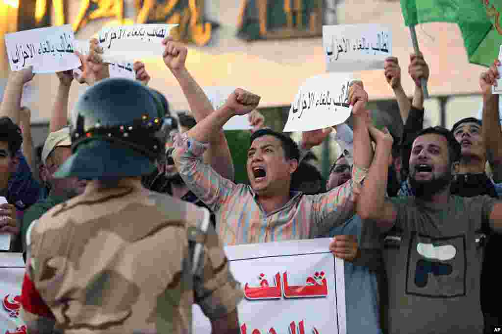 هفتمین روز اعتراضات در عراق؛ عراقی های معترض به بیکاری و شرایط اقتصادی در میدان تحریر در بغداد تجمع کرده&zwnj;اند.