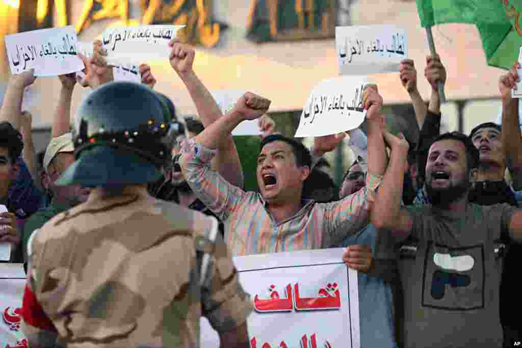 هفتمین روز اعتراضات در عراق؛ عراقی های معترض به بیکاری و شرایط اقتصادی در میدان تحریر در بغداد تجمع کرده‌اند.