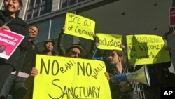 Manifestantes frente a un tribunal donde se estaban presentando argumentos en una demanda que desafía la orden ejecutiva del presidente Donald Trump de retener fondos de las comunidades que limitan la cooperación con las autoridades de inmigración.