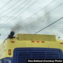 A bus gives off exhaust fumes in Alexandria, Virginia. (Photo by Diaa Bekheet).