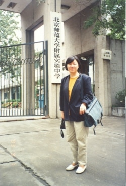 王友琴1993年在母校。（王友琴提供图片）