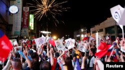 國民黨籍高雄市長候選人韓國瑜勝選後，他的支持者燃放煙花來慶祝勝利。(路透社資料圖片)