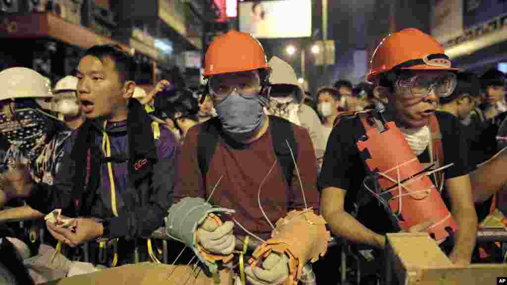 香港抗议者守卫旺角抗议营地临时路障