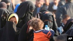 Muchos de los refugiados, son civiles que recibían ayuda humanitaria en Mosul, Irak, y poblaciones alternas. Estaban en medio de la guerra entre el autodenominado grupo Estado Islámico y las fuerzas armadas iraquíes unidas a los países aliados.