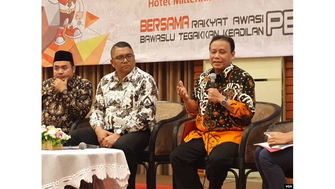Ketua Bawaslu Abhan mengatakan, dari 533 pelanggaran pidana, ada 114 yang sudah divonis pengadilan. (VOA/Rio Tuasikal)