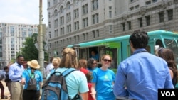 Outside EPA headquarters food vendor hands out free ice cream alongside environmental activists who help passersby register comments online about the climate initiative, (Rosanne Skirble/VOA).