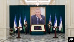 Samarqandda Islom Karimov xotirasi uchun qo'yilgan ulkan portret