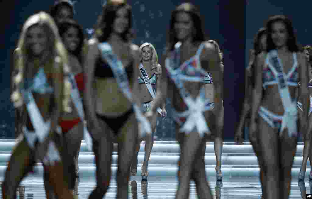 بخش ثابت مسابقه دختر شایسته آمریکا شرکت دختران در مایو و بیکینی است.