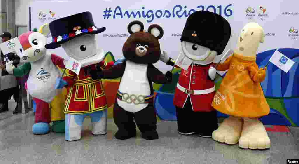 Maskot dari beberapa Olimpiade musim panas, dari kiri: Fu Niu Lele (Beijing 2008) Wenlock (London 2012), Misha (Moskow, 1980), Mandeville (London 2012) dan Athena (Athena 2004) tiba di bandara Internasional Rio de Janeiro, Brazil. Rio de Janeiro akan menjadi tuan rumah Olimpiade musim panas tahun 2016.