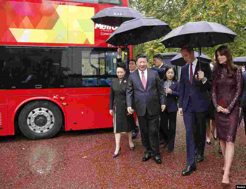President Xi Jinping is accompanied by his wife Peng Liyuan and Prince William and Catherine, Duchess of Cambridge at Lancaster House in London, Britain, Oct. 21, 2015. 