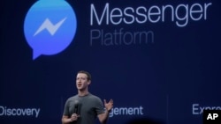 Ảnh tư liệu - CEO Mark Zuckerberg giới thiệu ứng dụng Messenger trong một buổi hội thảo phát triển Facebook ở San Francisco, California, ngày 25 tháng 3 năm 2015.