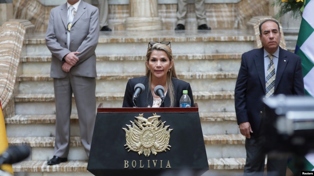 La presidenta interina de Bolivia, Jeanine Áñez, convocó a elecciones el miércoles, en un intento por contener la crisis política después de que se elevaran a ocho los muertos en la jornada más violenta registrada en La Paz.