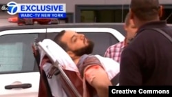 Ahmad Khan Rahami (kiri) diangkut dengan ambulans di Linden, New Jersey setelah sebelumnya terlibat baku tembak dengan polisi, Senin (19/9). 