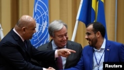 Le secrétaire général des Nations Unies, Antonio Guterres, entre le chef de la délégation houthie, Mohammed Abdul-Salam (à droite) et le ministre des Affaires étrangères yéménite, Khaled al-Yaman (à gauche), à Stockholm le 13 décembre 2018. Agence de presse TT / Pontus Lundahl vi