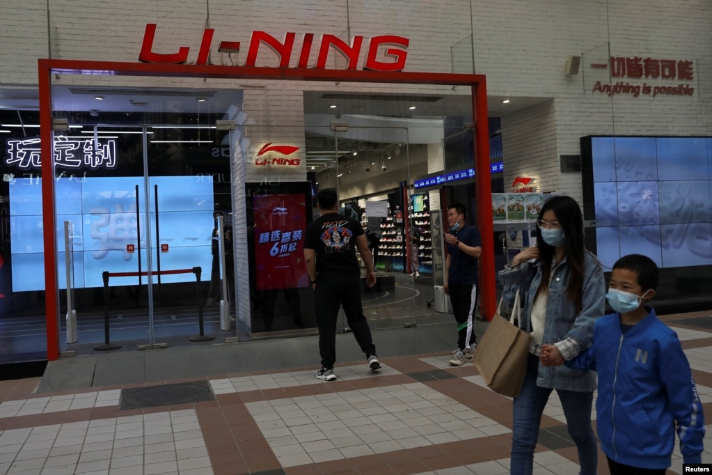 人们在北京一家商场走过一家李宁运动服装品牌专卖店。（2021年4月15日）(photo:VOA)