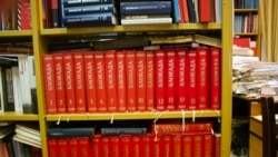 Knjige u crvenom povezu u kojima se nalaze imena ubijenih u Staljinovom velikom teroru. Žrtve su ili ubijene hicem u potiljak, ukoliko su imale sreće, ili su umrle tokom mučenja u logorima (Foto: VOA/Jamie Dettmer)