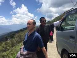 Tourist guide Sonam Dorji (in front ) is happy that the growing number of tourists have increased his income. (A. Pasricha/VOA)