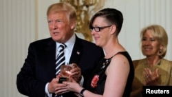 Presiden AS Donald Trump memberikan penghargaan “Guru Terbaik Tahun 2018” kepada guru bahasa Inggris dan matematika, Mandy Manning, dalam acara di Gedung Putih hari Rabu (2/5).